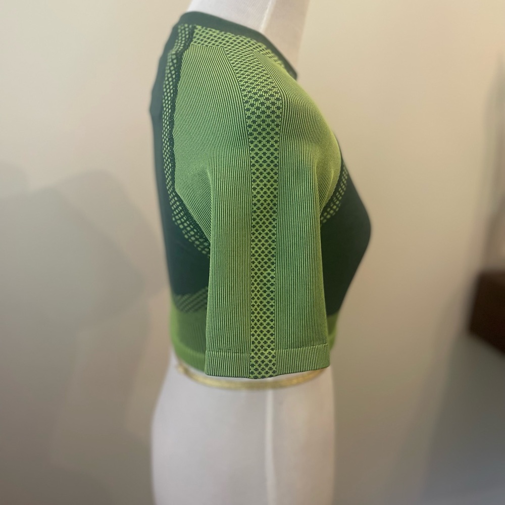 Fabletics crop top - Picture 3 of 4